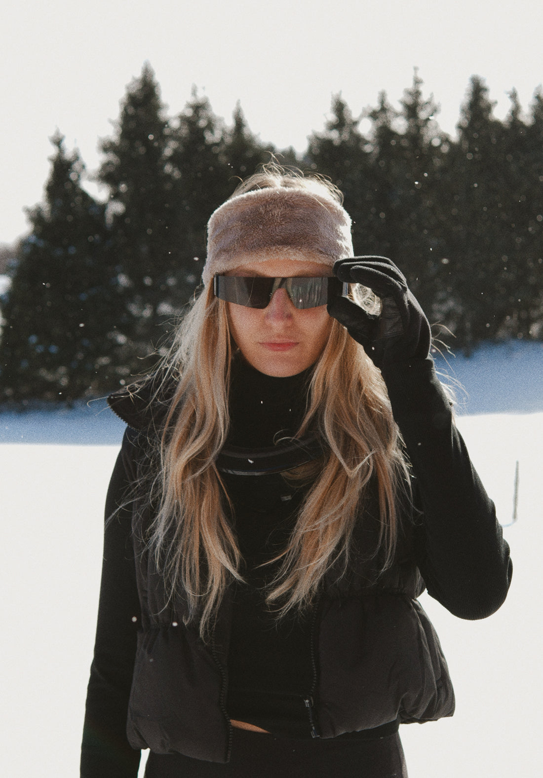 Puffer Vest and Fur Headband for a Chic Apres Ski Layering Puffer Vest and Fur Headband for a Chic Apres Ski Layering β Apres Ski Outfits