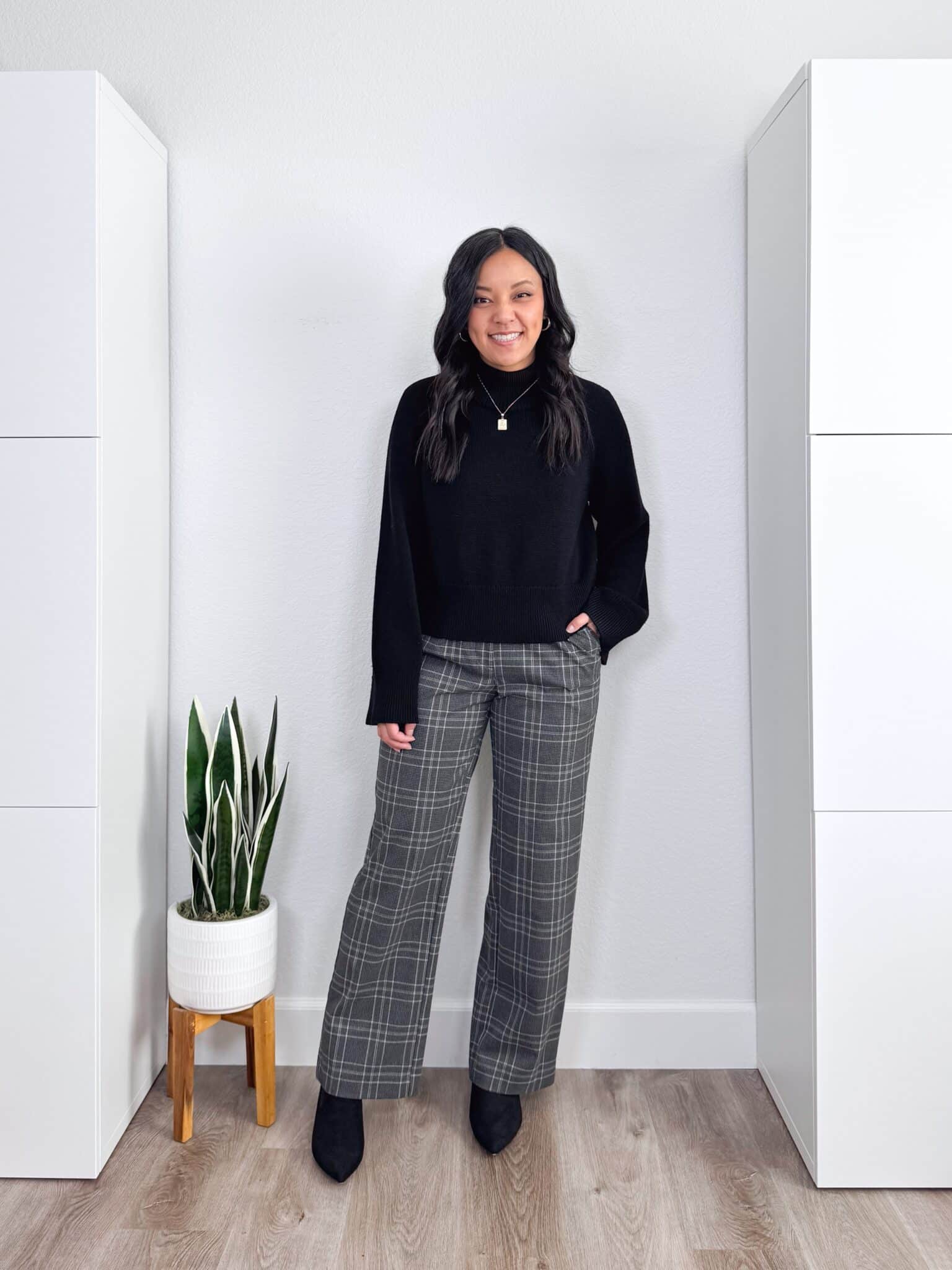Black Mock Neck Sweater With Plaid Wide-Leg Trousers Black Mock Neck Sweater With Plaid Wide-Leg Trousers β Sweater Outfits