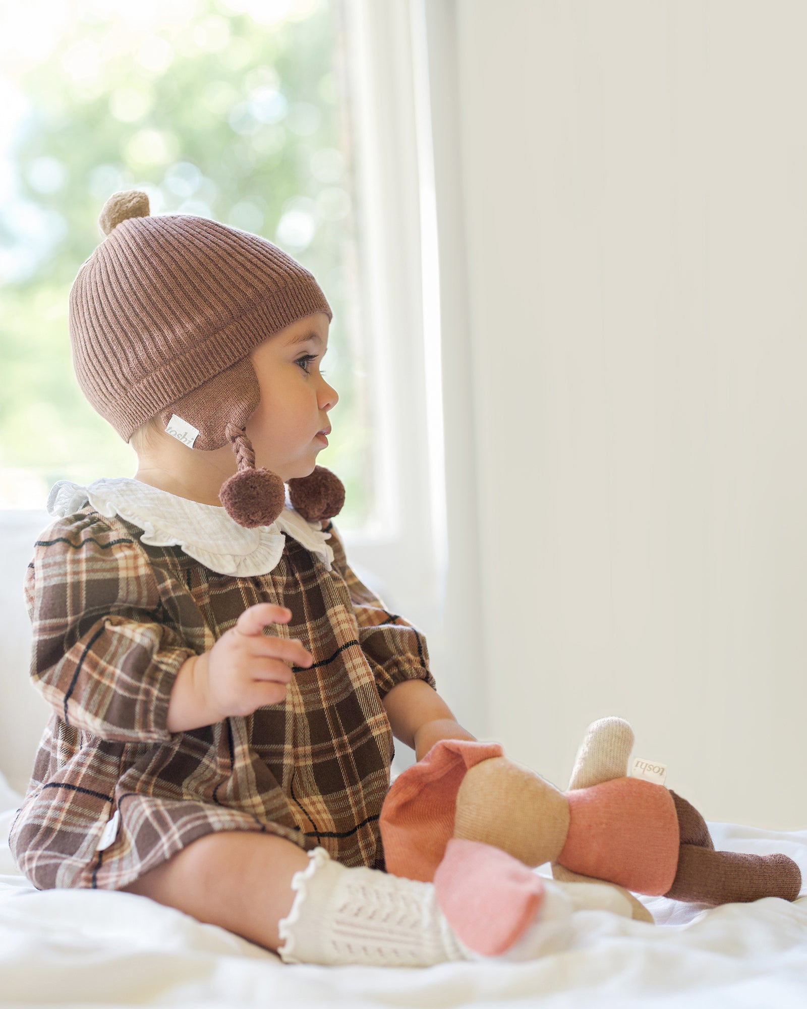 Brown Knit Earmuffs with Pom-Poms and Plaid Dress Brown Knit Earmuffs with Pom-Poms and Plaid Dress β Earmuffs Outfits