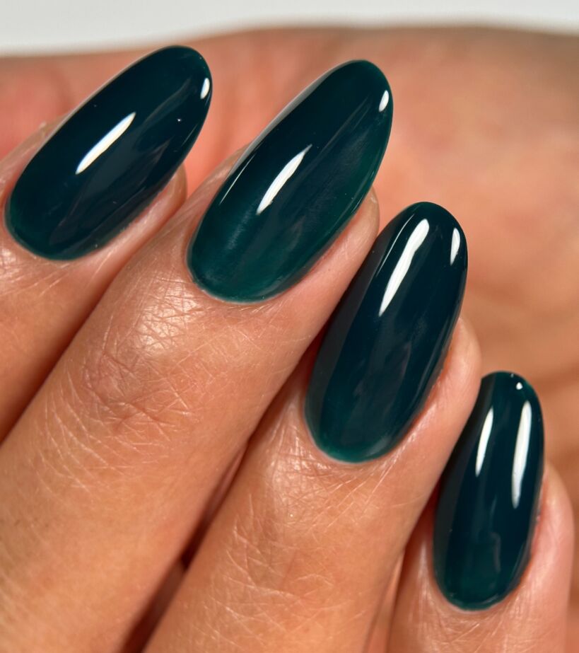 None Medium Oval Glossy Dark Green — Dark Green Winter Nails