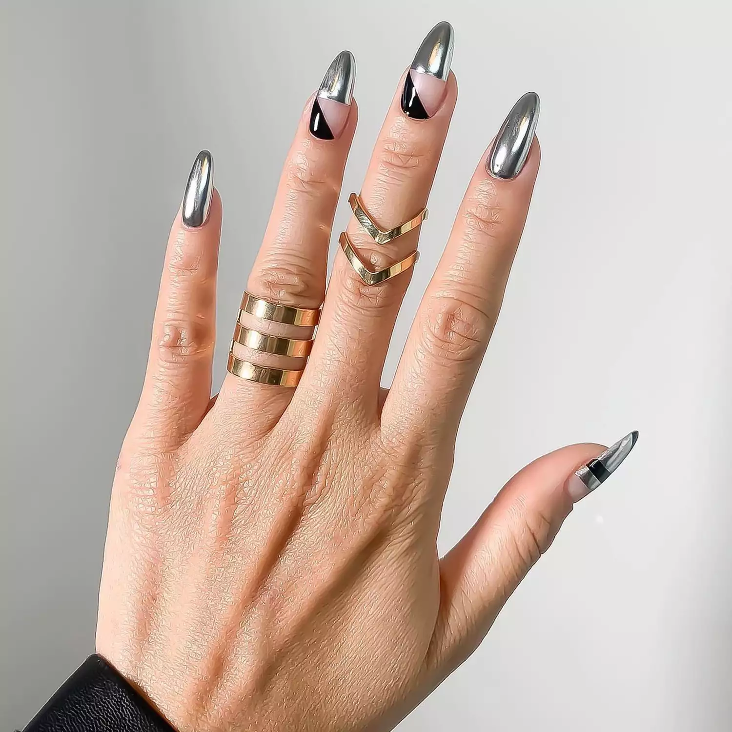 Chrome Glossy Visual Idea Chrome Glossy Visual Idea β Long Winter Almond Nails