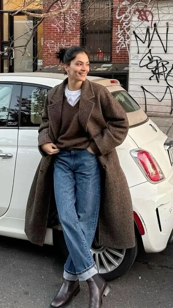 Cozy Tweed Coat and V-Neck Sweater with Dark Brown Ankle Boots Cozy Tweed Coat and V-Neck Sweater with Dark Brown Ankle Boots β Ankle Boots Outfits