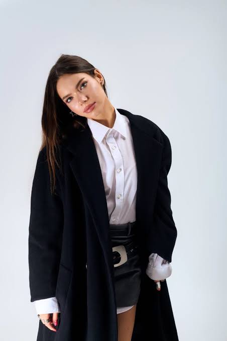 Oversized Black Wool Coat Over White Shirt and Black Skirt Oversized Black Wool Coat Over White Shirt and Black Skirt β Winter Work Outfits