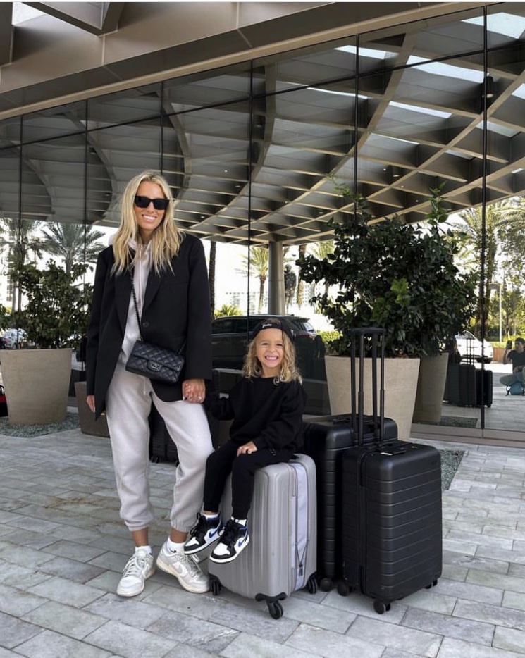 Black Blazer Over Hoodie with Sweatpants for a Chic Airport Combination Black Blazer Over Hoodie with Sweatpants for a Chic Airport Combination β Winter Airport Outfits