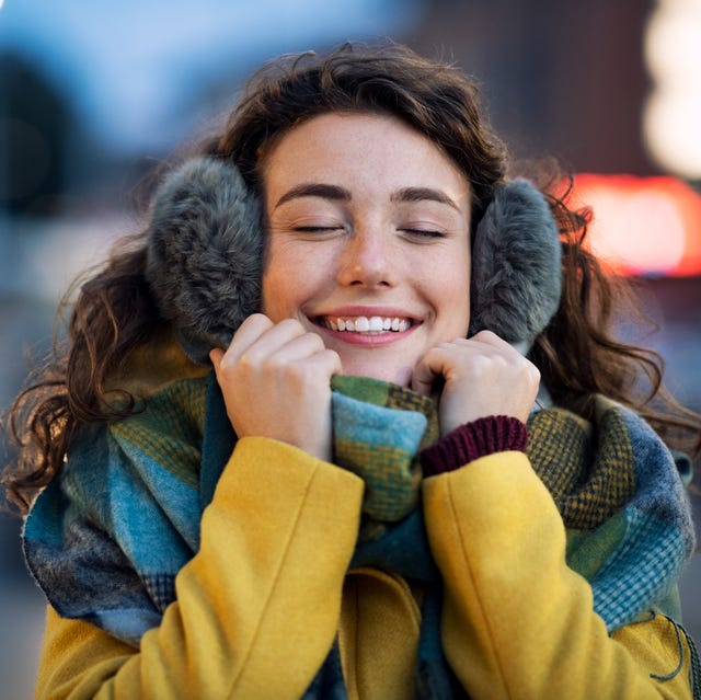 Fluffy Grey Earmuffs with Yellow Coat and Plaid Scarf Fluffy Grey Earmuffs with Yellow Coat and Plaid Scarf β Earmuffs Outfits