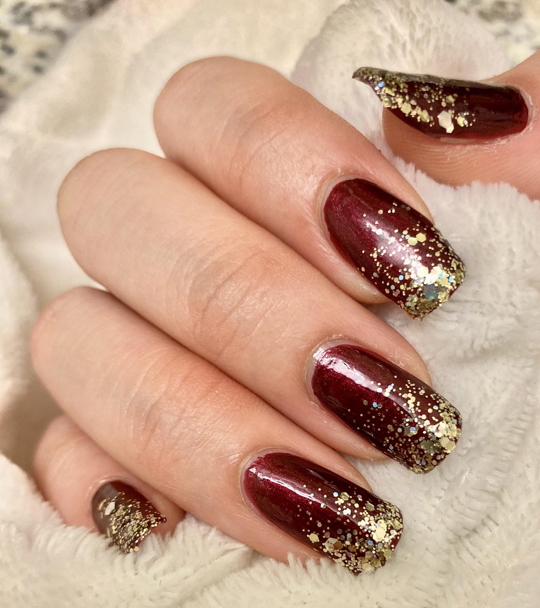 Medium Coffin Gold Glitter Gradient Medium Coffin Gold Glitter Gradient β Wine Christmas Nails 2026
