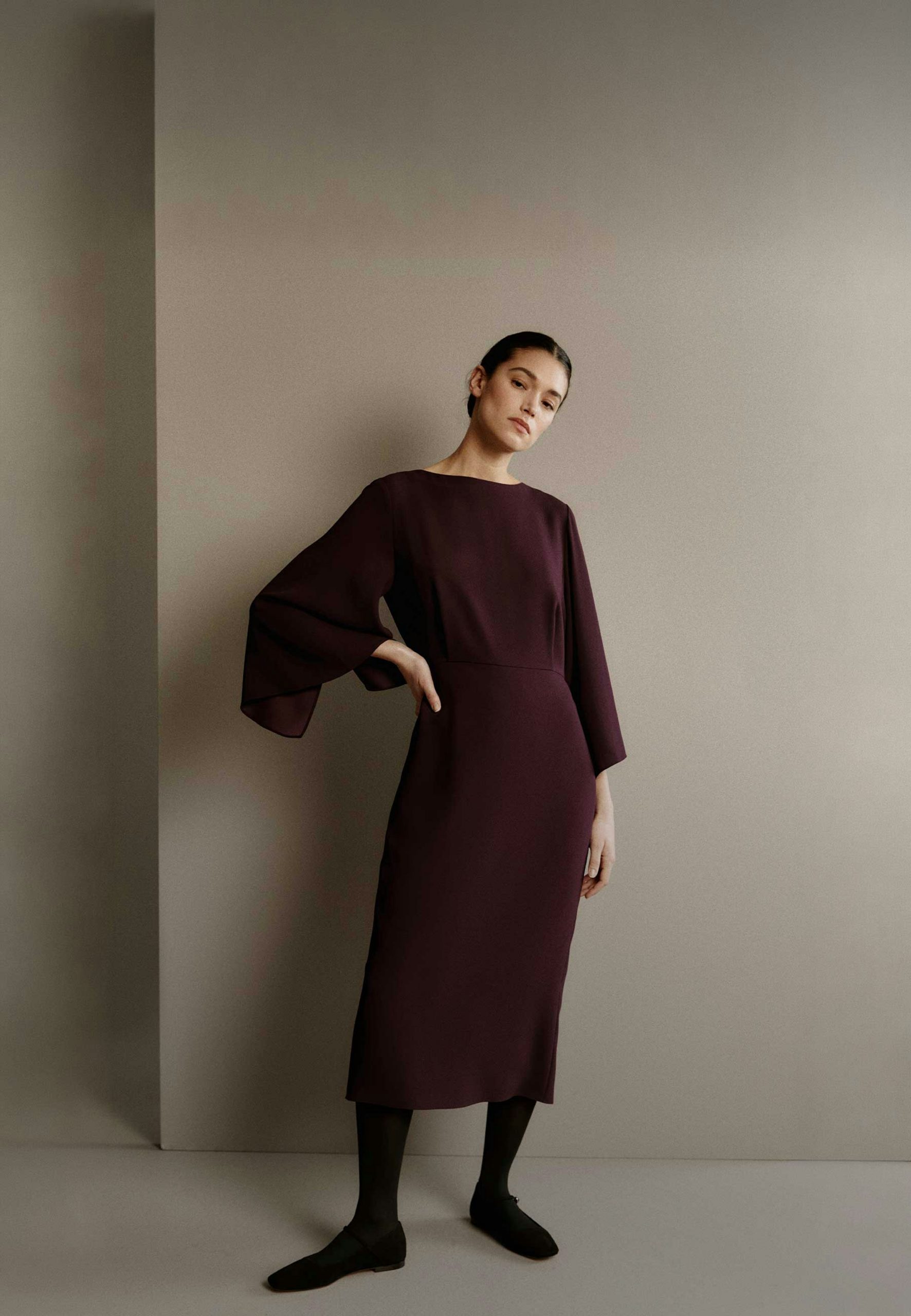 Deep Plum Boat Neck Dress with Bell Sleeves and Tights Deep Plum Boat Neck Dress with Bell Sleeves and Tights β Winter Dress Outfits