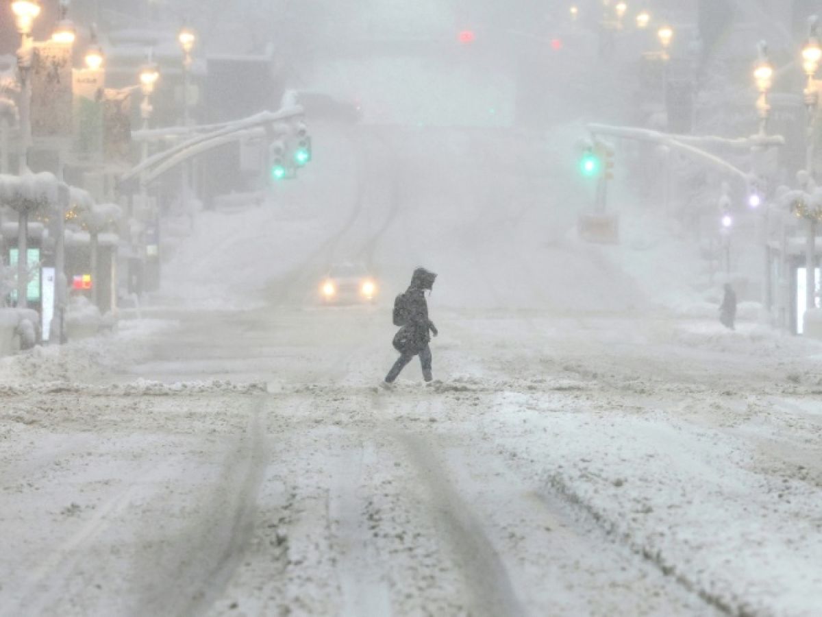 Puffer Jacket and Backpack for Snowy Commutes — Chicago Winter Outfits