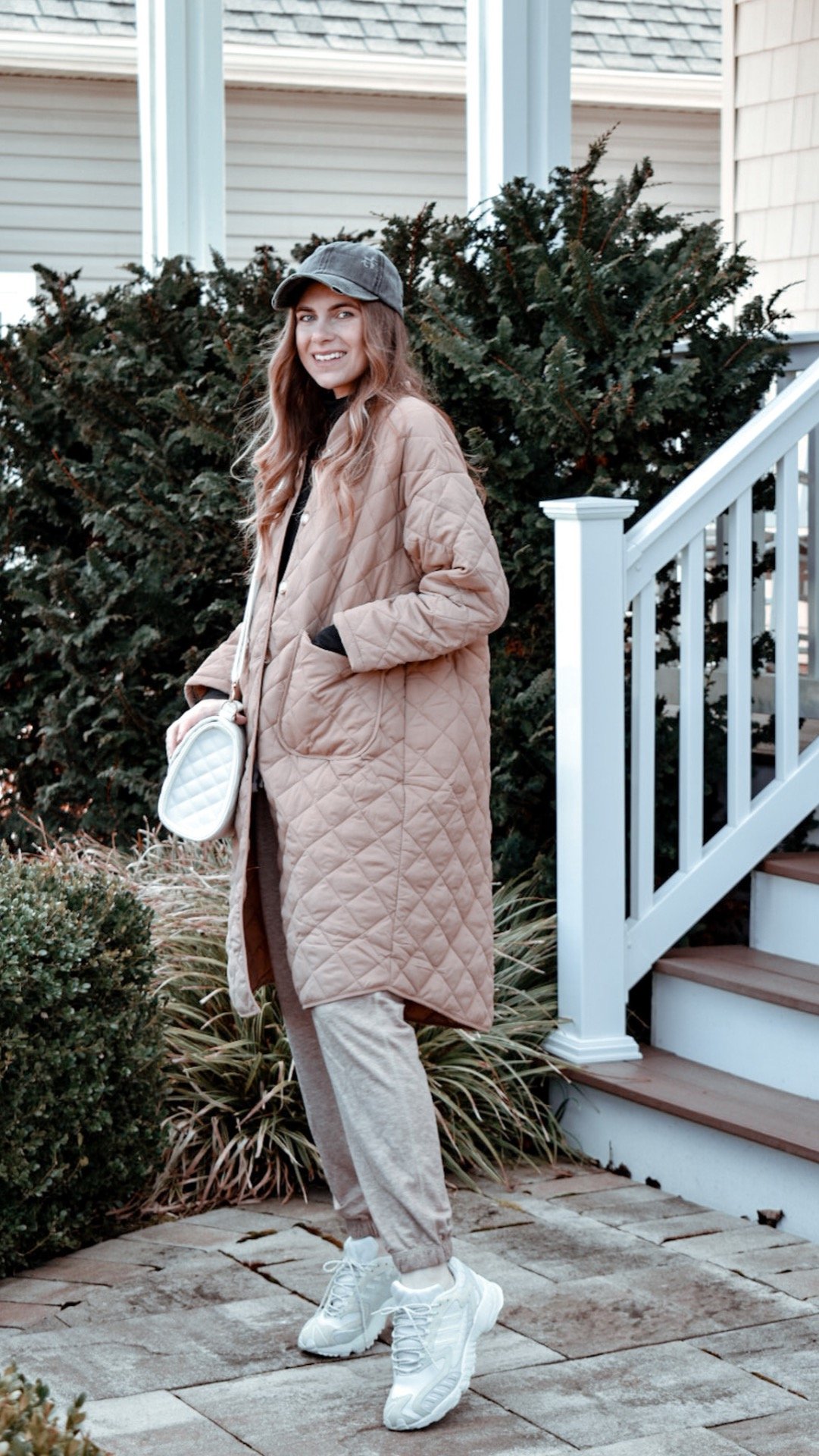 Long Quilted Coat with Sweatpants and Sneakers Long Quilted Coat with Sweatpants and Sneakers β Warm Winter Outfits