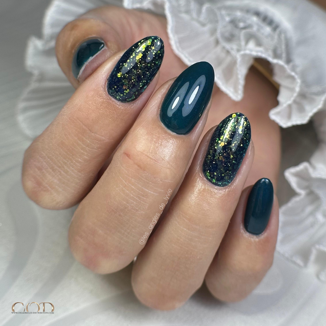 Deep Green Glitter Accent Oval Nails Deep Green Glitter Accent Oval Nails β Winter Green Nails