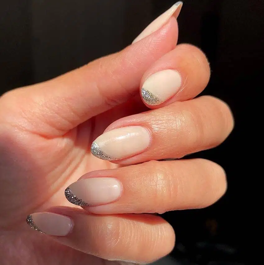 Winter Visual Idea Winter Visual Idea β Short Winter Oval Nails