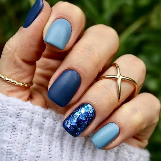 Short Blue Multi-Tone Glitter Nails — Winter Acrylic Nails