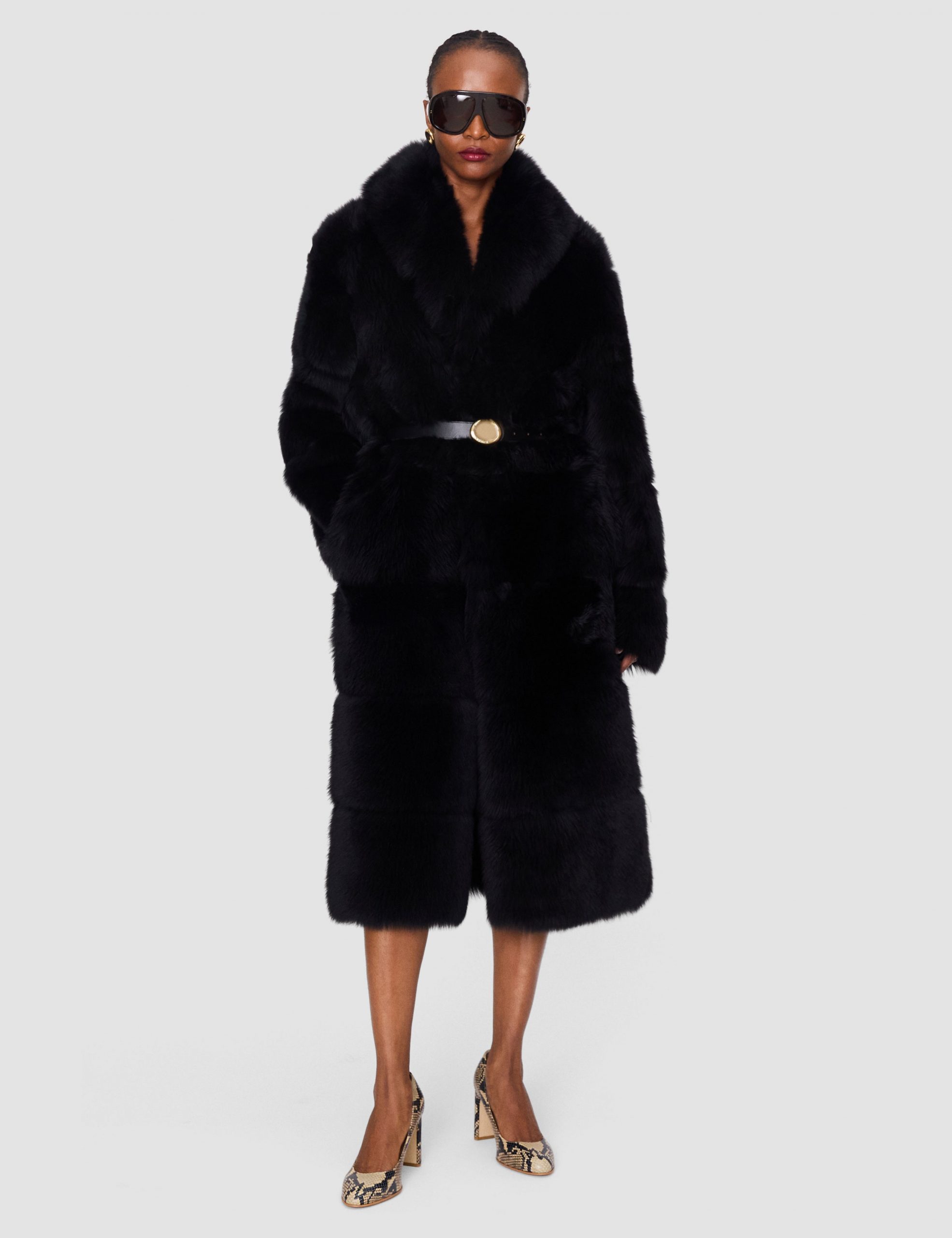 Luxurious Black Shearling Coat with Wide Lapel and Belt — Shearling Coat Outfits
