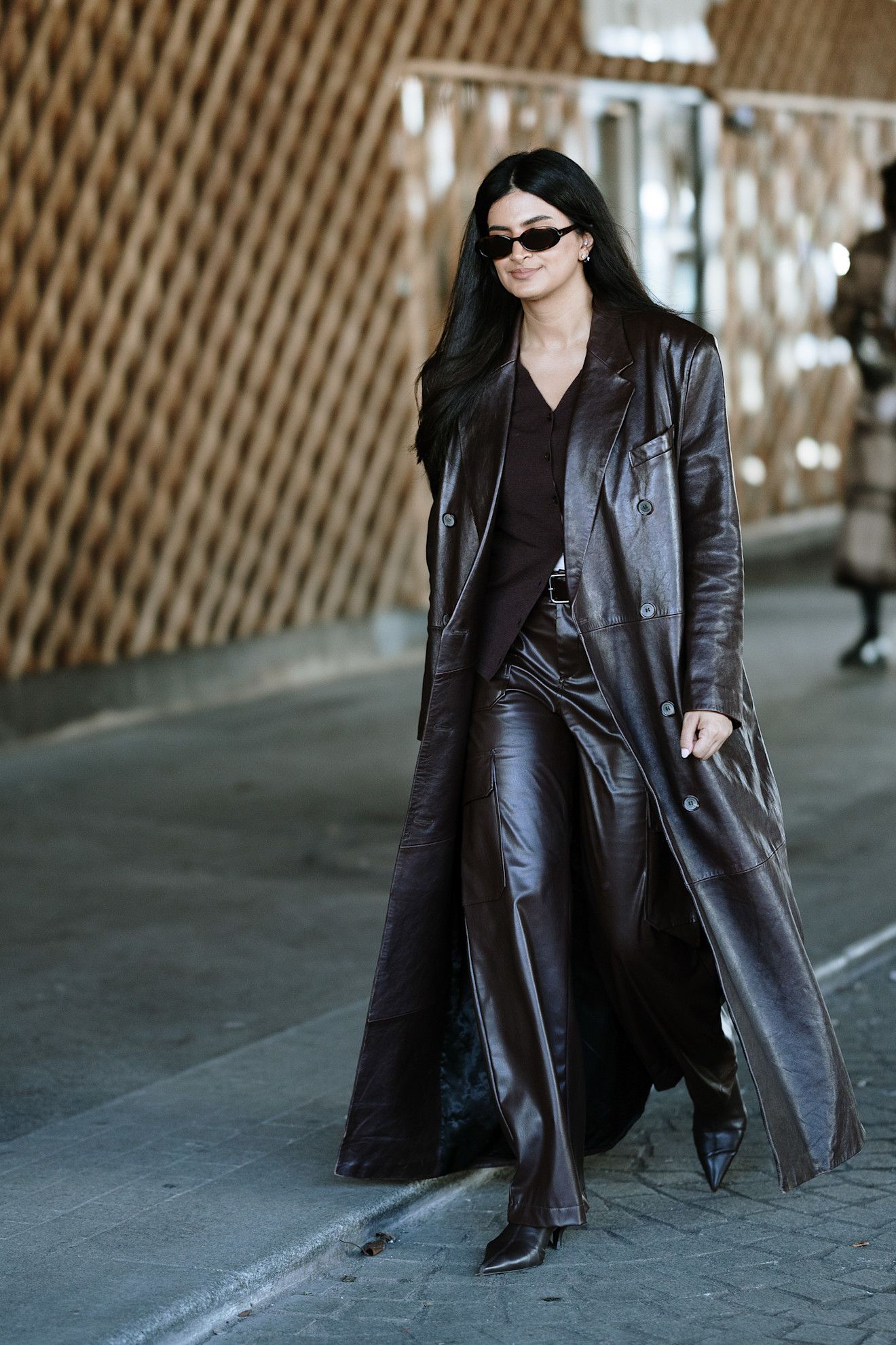 Monochrome Brown Leather Coat And Wide-Leg Pants Monochrome Brown Leather Coat And Wide-Leg Pants β Long Coat Outfits
