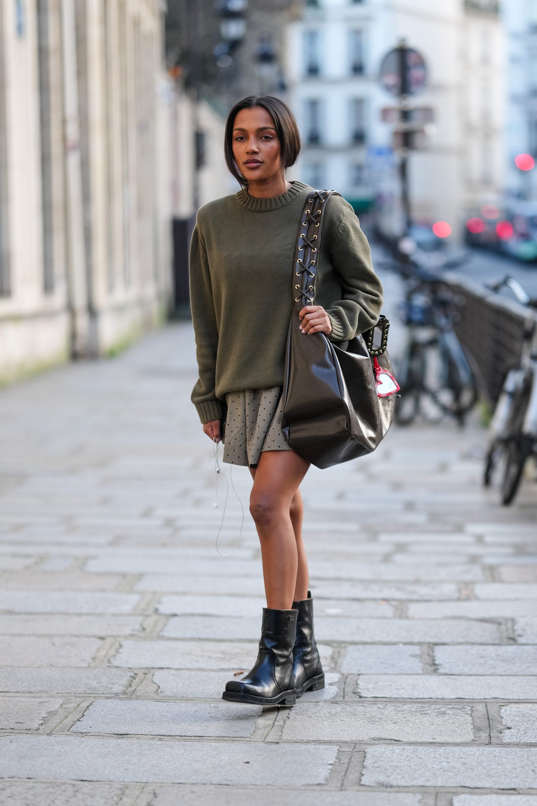 Utilitarian Style: Combat Boots with Knit Sweater and Polka Dot Skirt Utilitarian Style: Combat Boots with Knit Sweater and Polka Dot Skirt β Black Boots Outfits