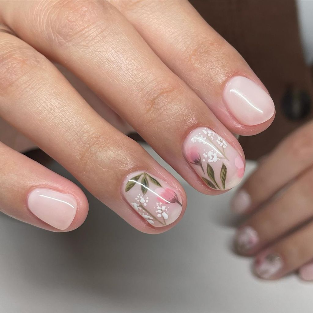 Delicate Floral Art Short Round Nails — Short Winter Nails