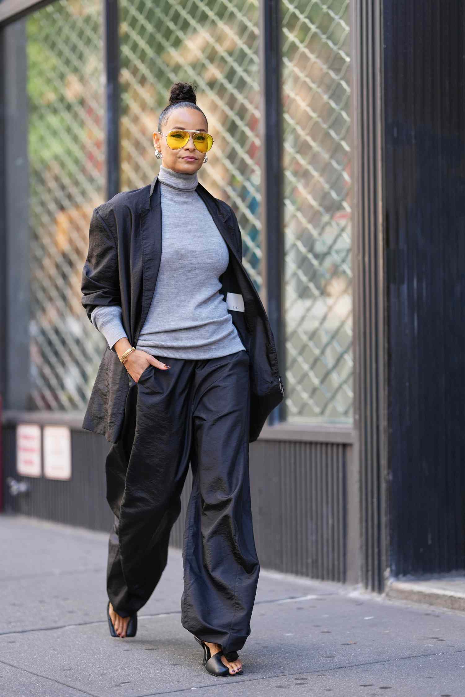 Streetwear Chic: Black Baggy Sweatpants with Oversized Blazer Streetwear Chic: Black Baggy Sweatpants with Oversized Blazer β Sweatpants Outfits