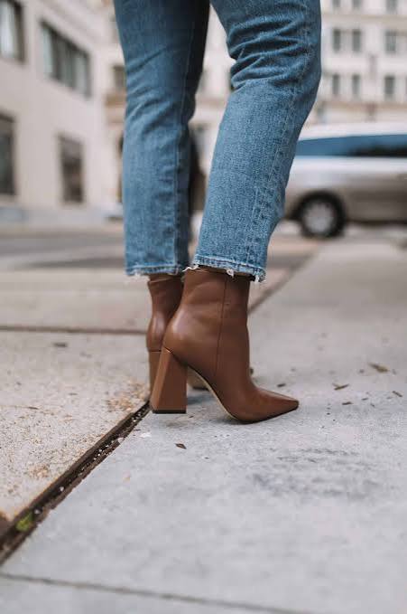 Modern Detail: Geometric Heel Boots with Cropped Denim Modern Detail: Geometric Heel Boots with Cropped Denim β Ankle Boots Outfits