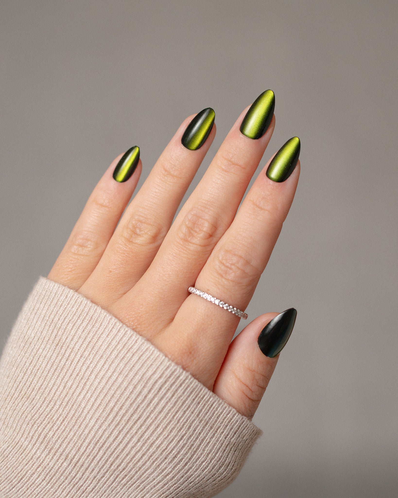 Vibrant Cat-Eye Green Almond Nails Vibrant Cat-Eye Green Almond Nails β Winter Green Nails