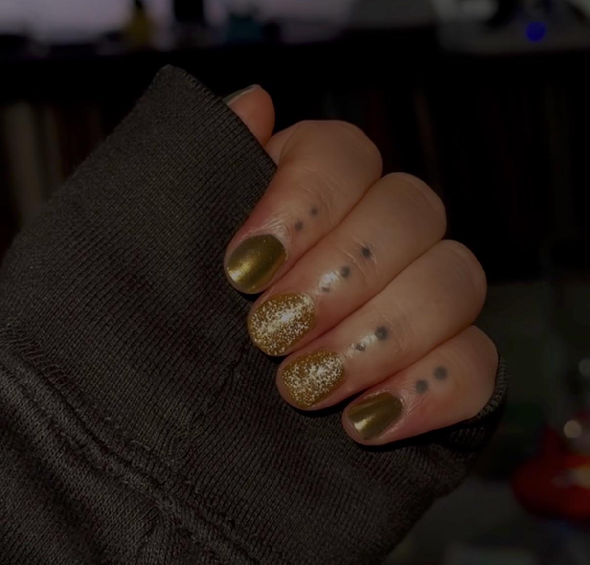 Short Oval Gold Chrome with Glitter Accent — Minimalist New Years Nails 2027