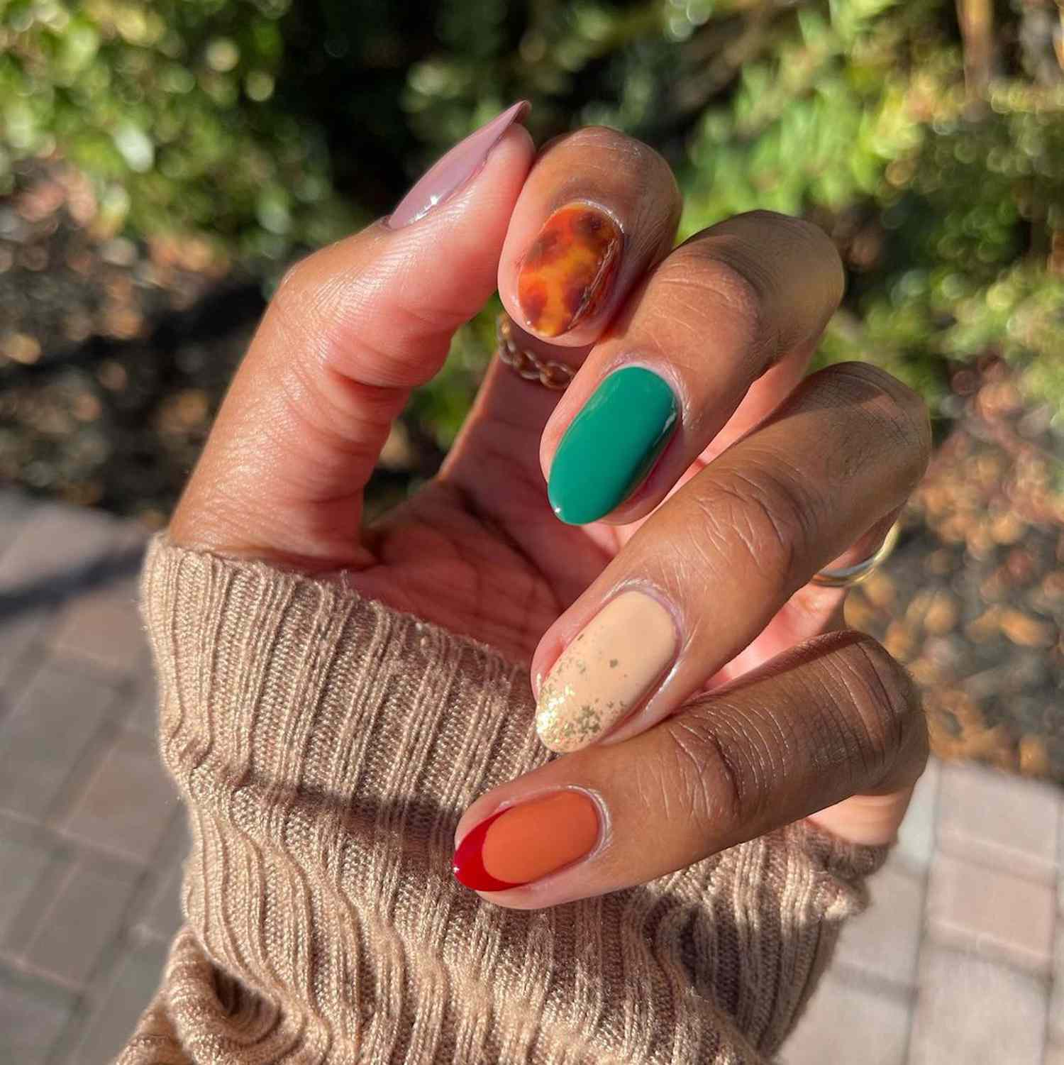 Glossy Glitter Visual Idea — Fall to Winter Nails