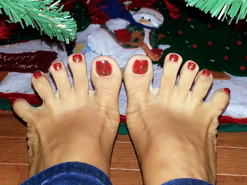Gold Glitter Red Pedicure Gold Glitter Red Pedicure β Christmas Pedicure 2026
