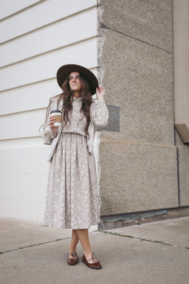 Floral Print Midi Dress with Light Jacket and Wide-Brimmed Hat — Neutral Winter Outfits