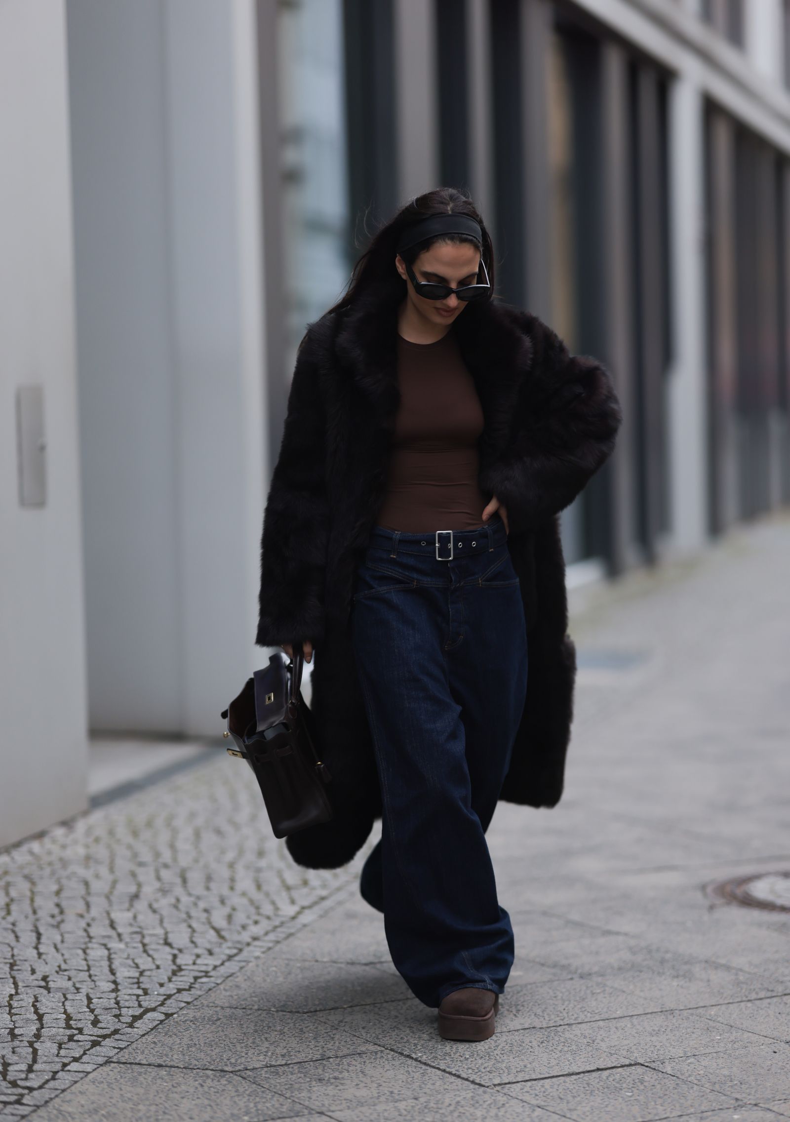 Streetwear Style: Ugg Platforms with Faux Fur Coat and Wide-Leg Jeans Streetwear Style: Ugg Platforms with Faux Fur Coat and Wide-Leg Jeans β Ugg Slippers Outfits