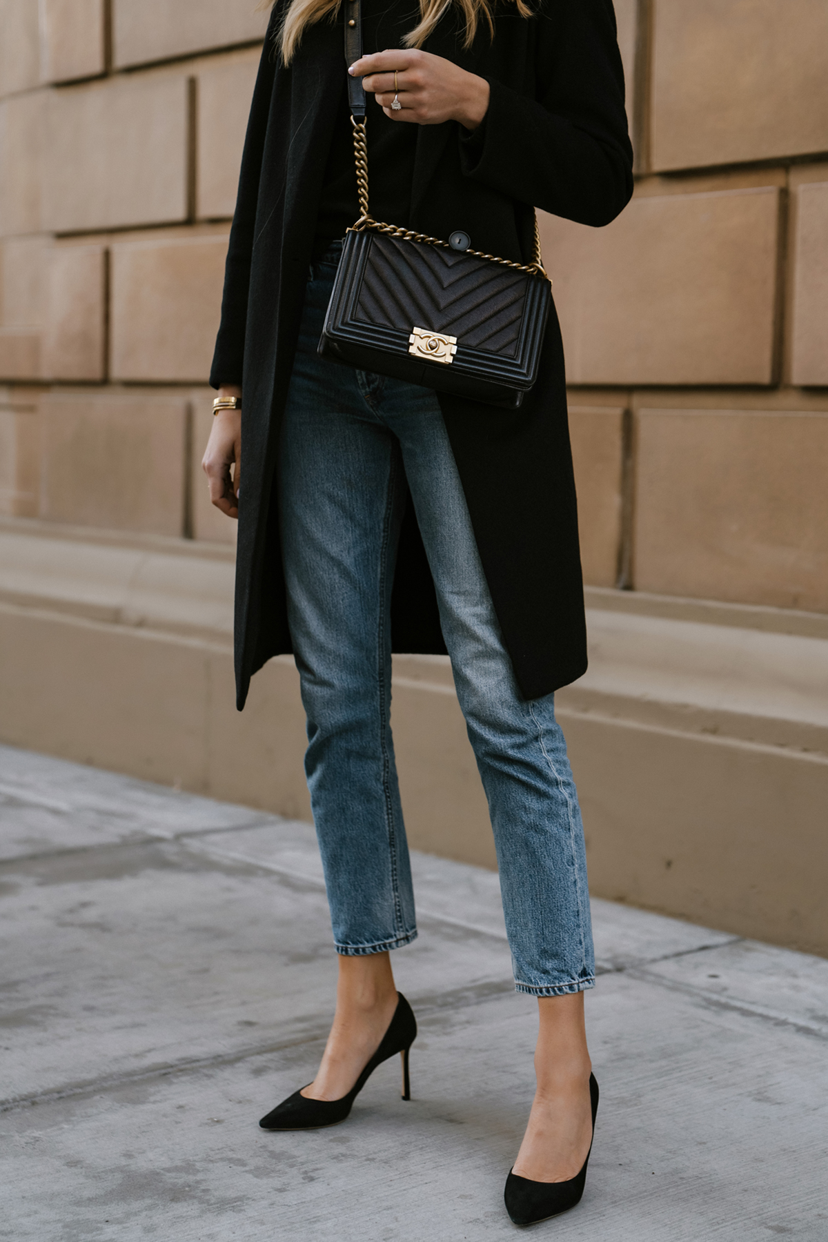 Casual Black Coat with Jeans and Quilted Handbag Casual Black Coat with Jeans and Quilted Handbag β Black Coat Outfits