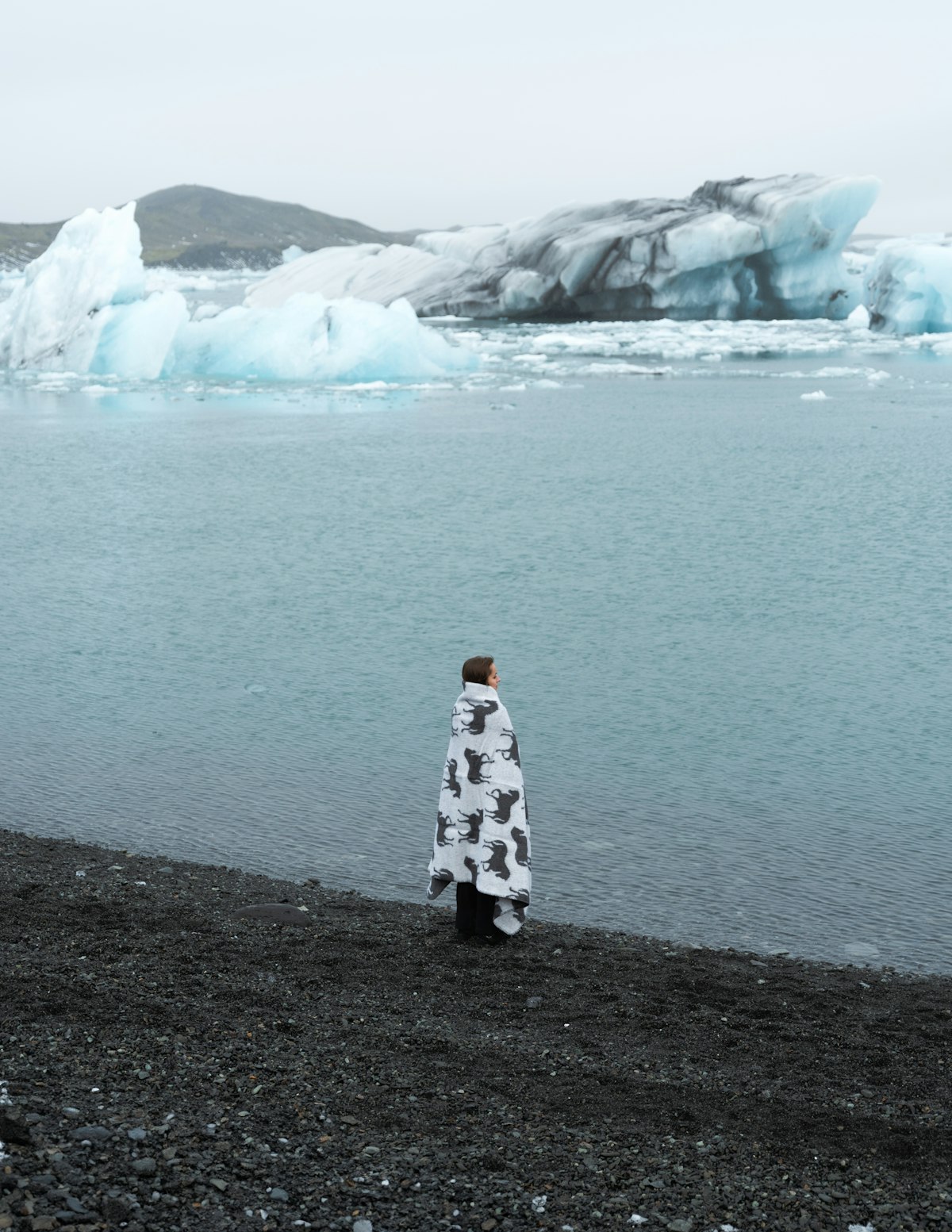 Black And White Patterned Fleece Blanket Wrap For Coastal Walks Black And White Patterned Fleece Blanket Wrap For Coastal Walks β Iceland Winter Outfits