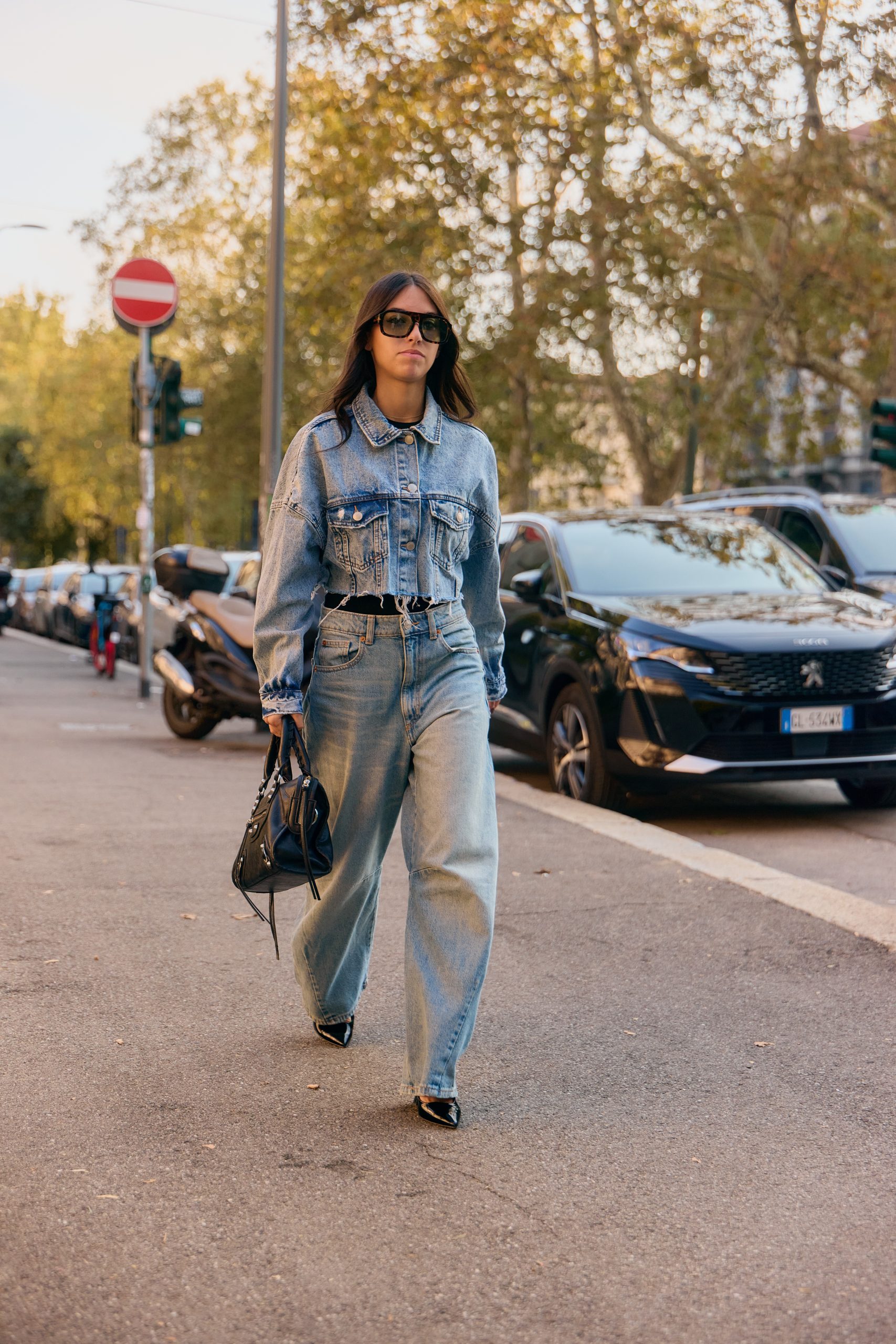 Cropped Denim Jacket Over Wide-Leg Beige Pants — Italy Winter Outfits