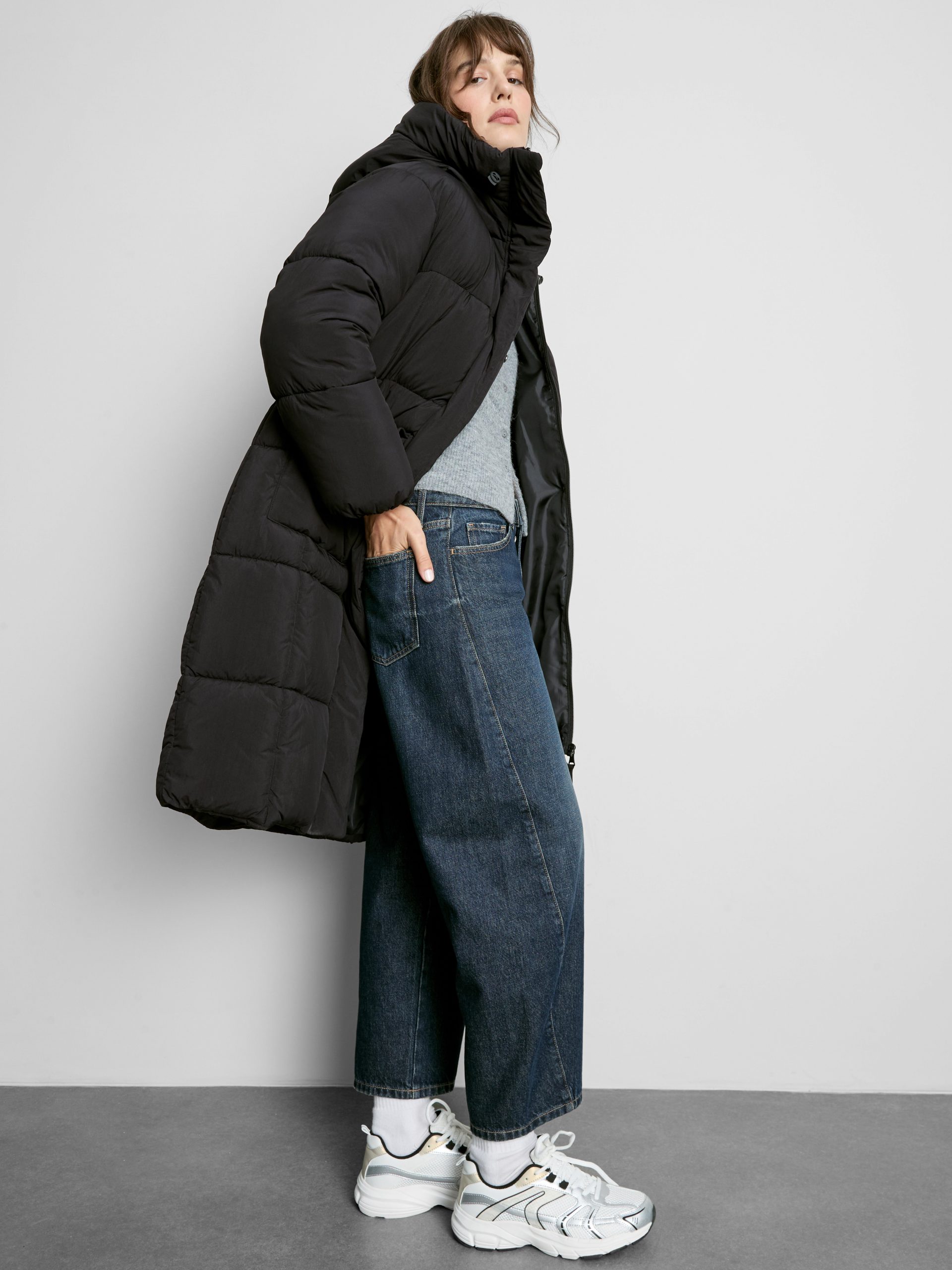 Voluminous Oversized Long Puffer Coat With Blue Jeans — Long Puffer Coat Outfits