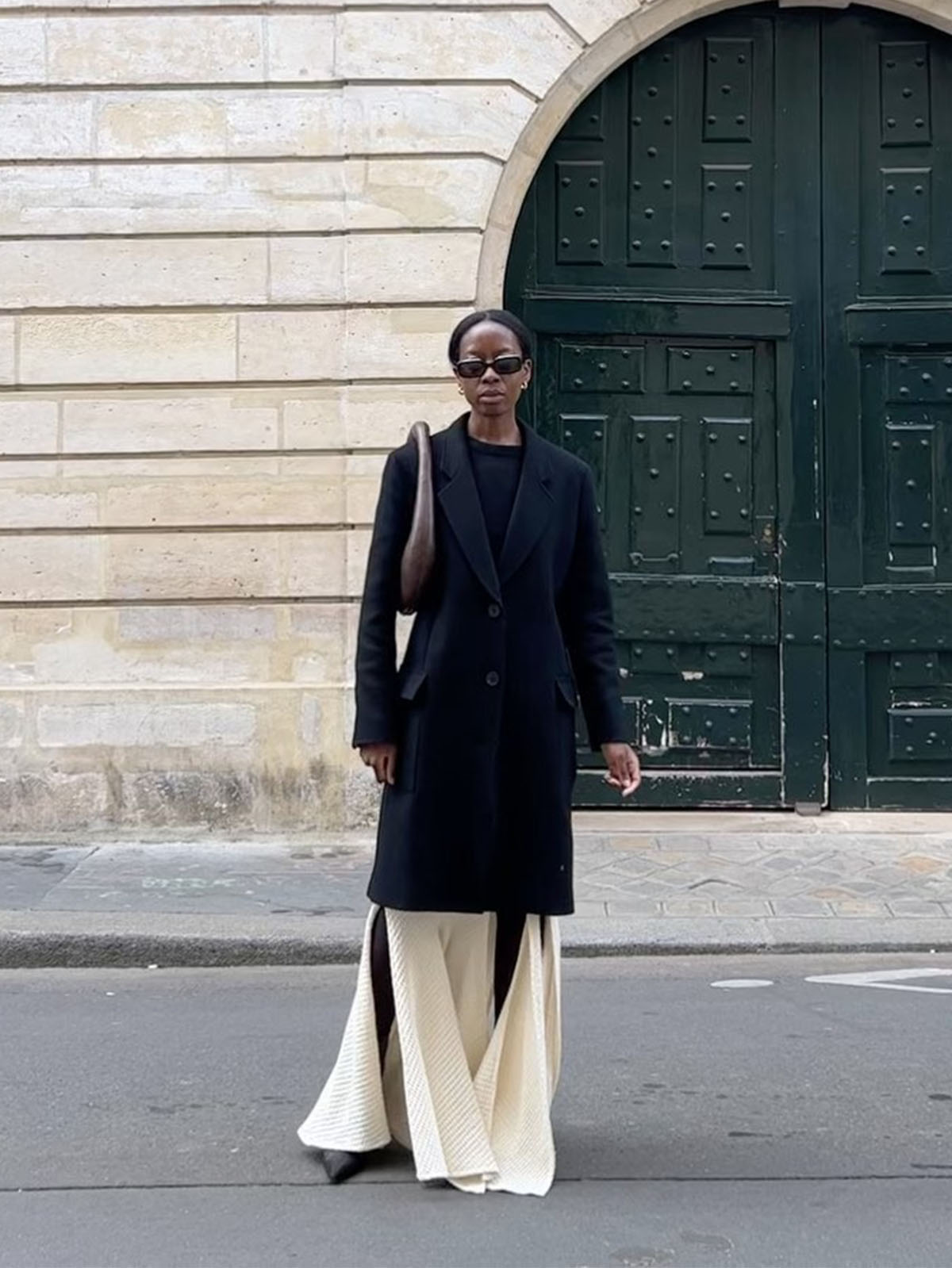 Elegant Black Coat with Pleated Skirt and Shoulder Bag Elegant Black Coat with Pleated Skirt and Shoulder Bag β Black Coat Outfits