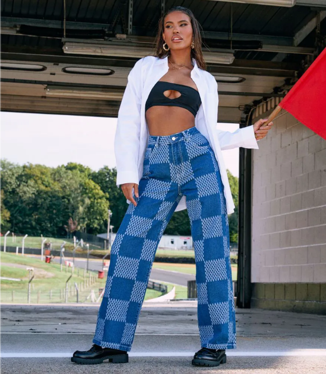 Checkered Wide-Leg Jeans with Bandeau and Oversized Shirt Checkered Wide-Leg Jeans with Bandeau and Oversized Shirt β Y2K Winter Outfits