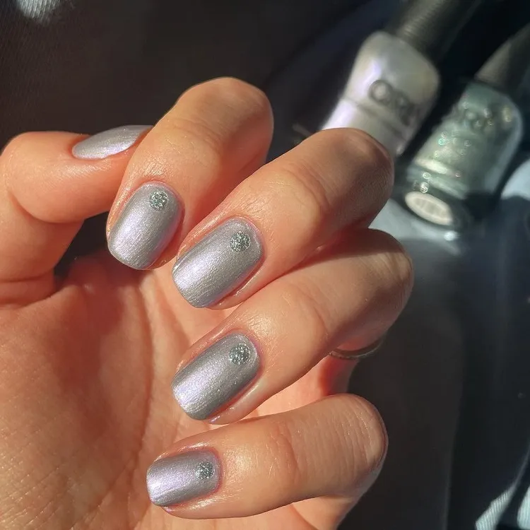 Metallic Silver Shimmer Nails — Short Winter Gel Nails