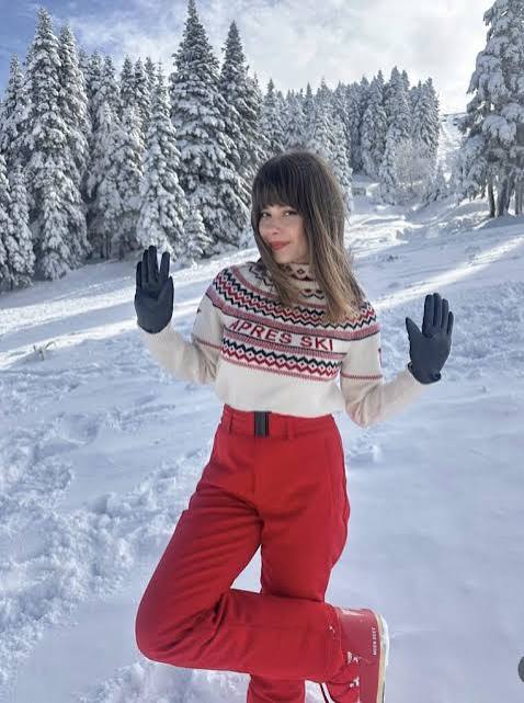 Casual Ski Sweater with Intarsia Graphic and Red Pants Casual Ski Sweater with Intarsia Graphic and Red Pants — Ski Outfits