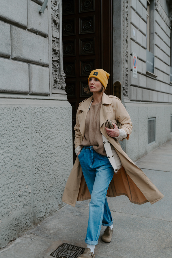 Beige Trench Coat with Jeans and a Bright Beanie Beige Trench Coat with Jeans and a Bright Beanie β Winter Outfits for Women Over 40