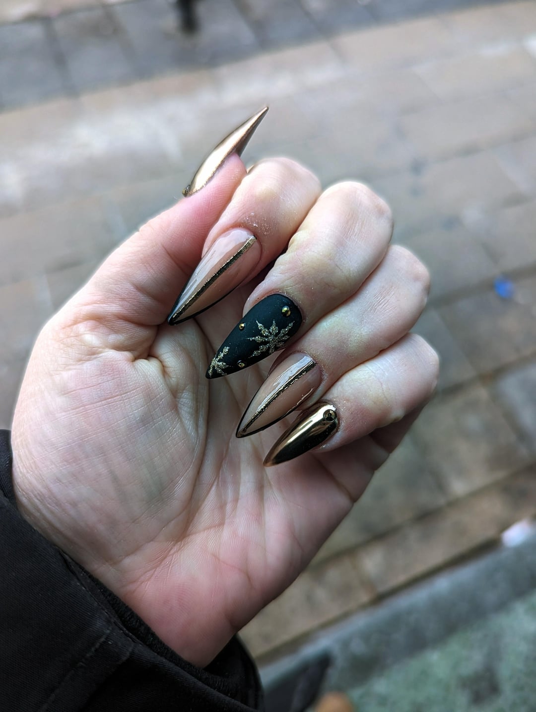 Winter Holiday Visual Idea Winter Holiday Visual Idea β Winter Gold Nails