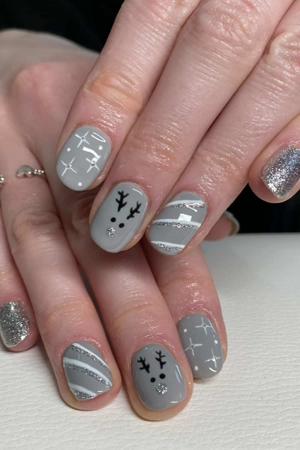 Winter Christmas Visual Idea — Winter Gray Nails