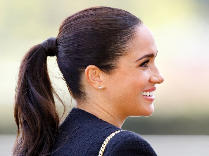 Sleek Wavy Dark Brown Ponytail — Winter Ponytail Hairstyles