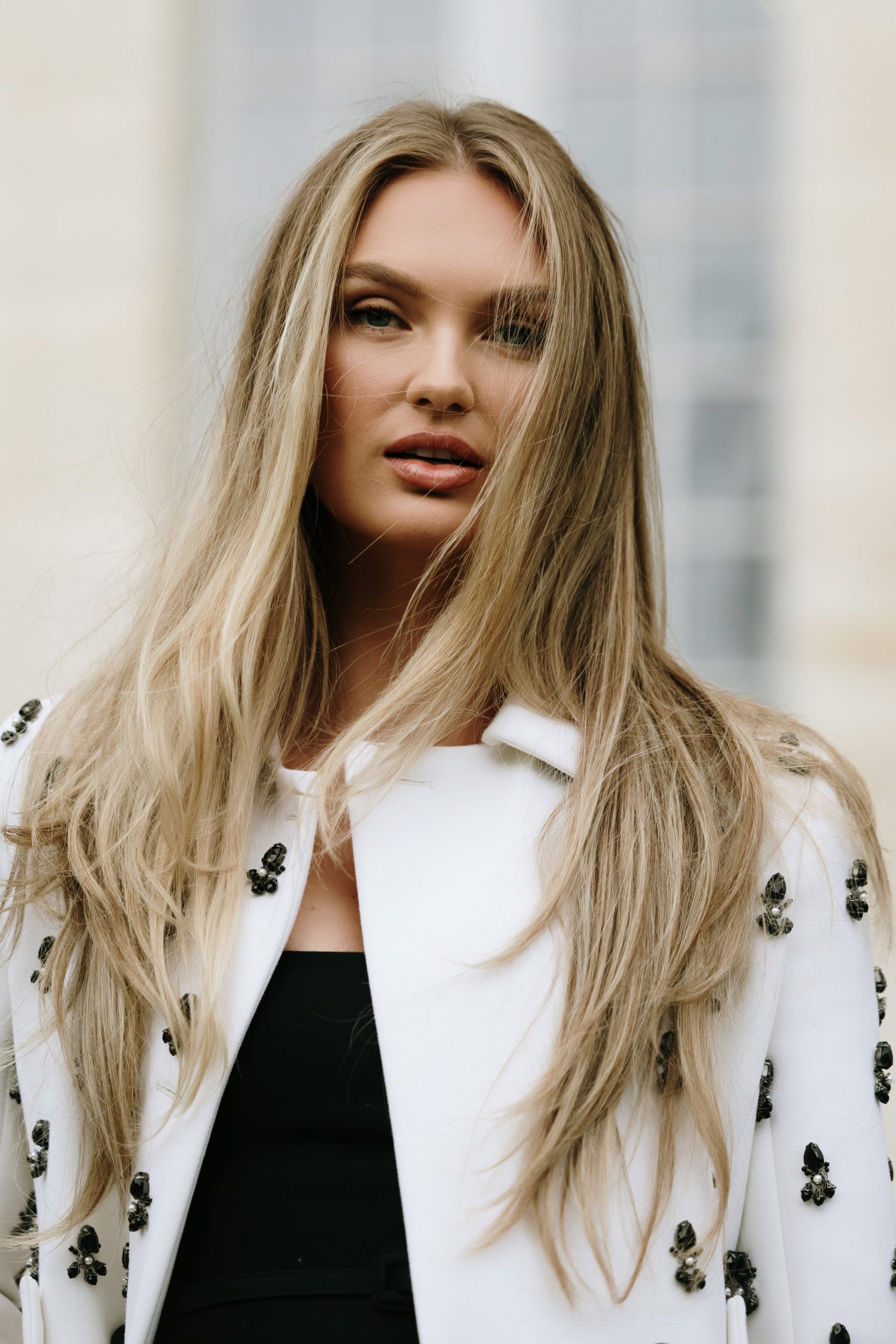 Air-Dried Wavy Layers With Ash Blonde Air-Dried Wavy Layers With Ash Blonde β Winter Natural Hairstyles
