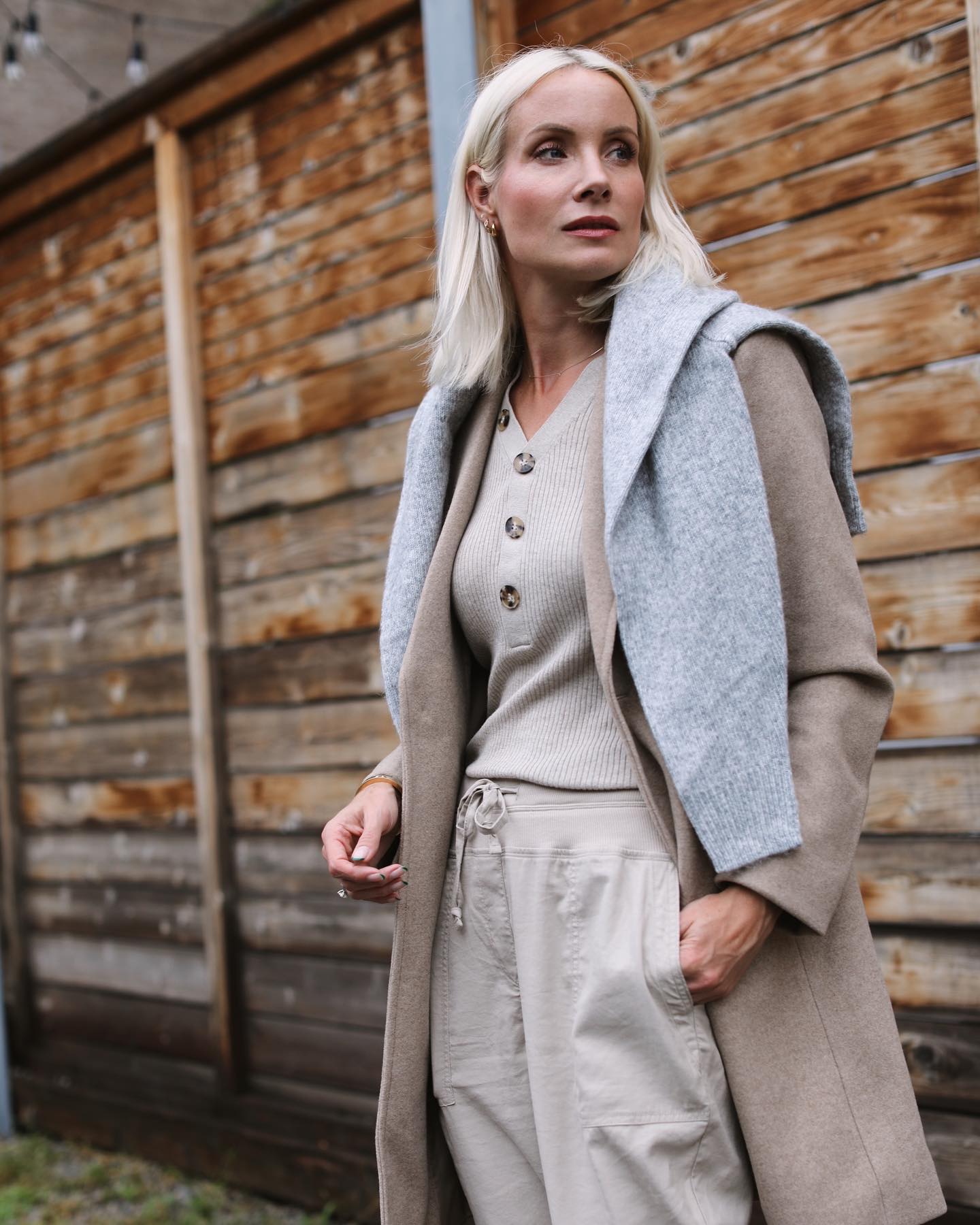 Beige Coat with Draped Sweater for a Cozy Neutral Brunch Beige Coat with Draped Sweater for a Cozy Neutral Brunch β Winter Brunch Outfits