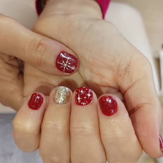 Red Star and Snowflake Round — Short Christmas Nails 2026