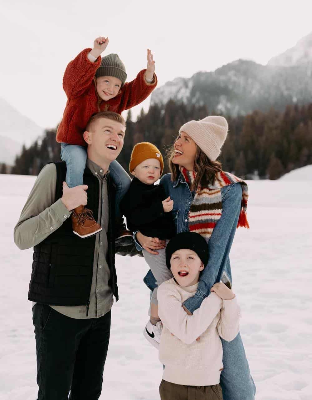 Festive Layers: Fleece Jackets, Denim, and Knitwear for Winter Family Fun Festive Layers: Fleece Jackets, Denim, and Knitwear for Winter Family Fun β Winter Family Photo Outfits