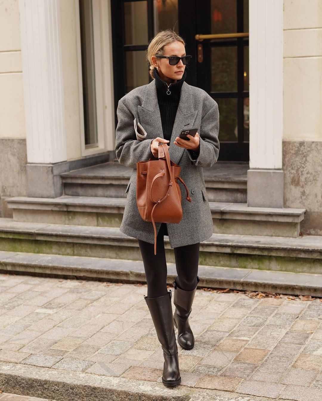Smart Casual Layering: Black Leggings with an Oversized Blazer and Turtleneck Smart Casual Layering: Black Leggings with an Oversized Blazer and Turtleneck β Winter Outfits with Leggings