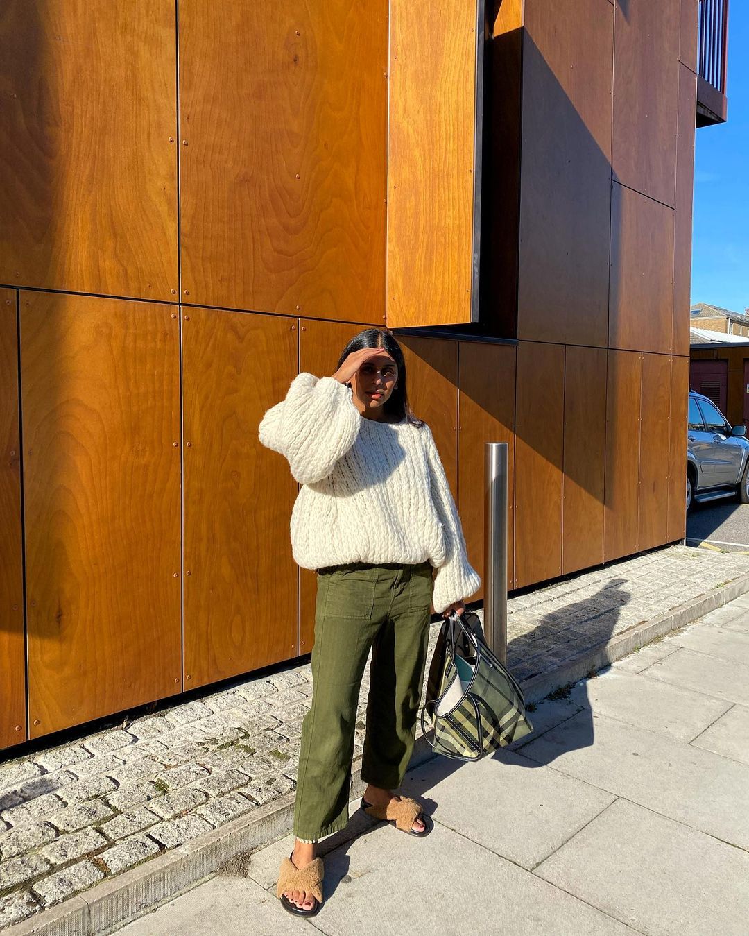 Cream Chunky Knit Meets Olive Green: Casual Comfort Defined Cream Chunky Knit Meets Olive Green: Casual Comfort Defined β Oversized Sweater Outfits