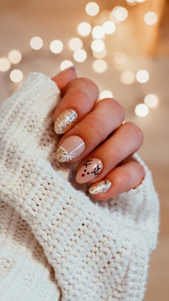 Cute Reindeer Face Short Oval Nails Cute Reindeer Face Short Oval Nails β Christmas Nail Art 2026