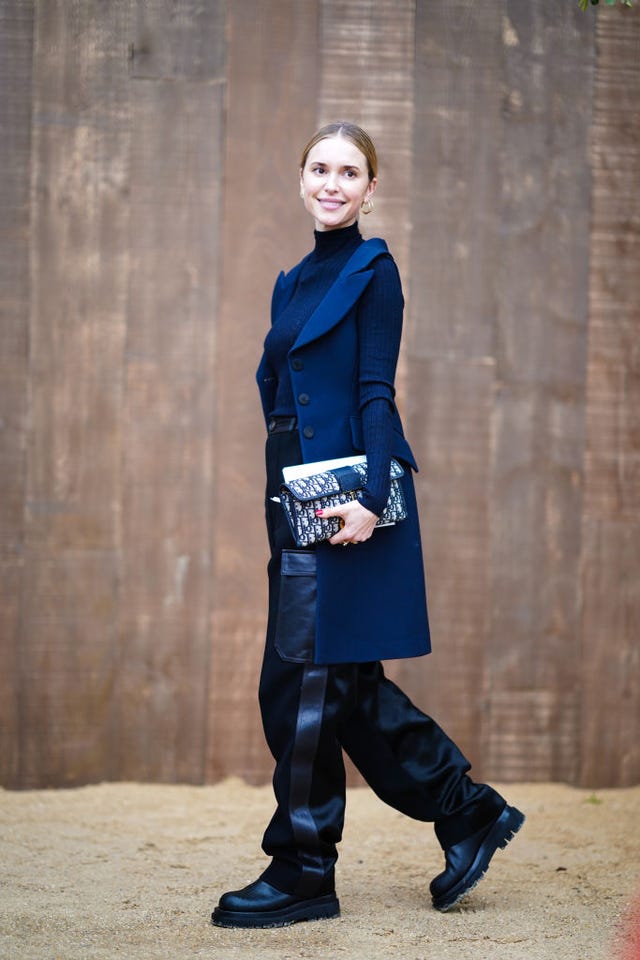 Sleek Navy Sleeveless Coat with Chunky Boots Sleek Navy Sleeveless Coat with Chunky Boots β Winter Outfits for Women Over 40