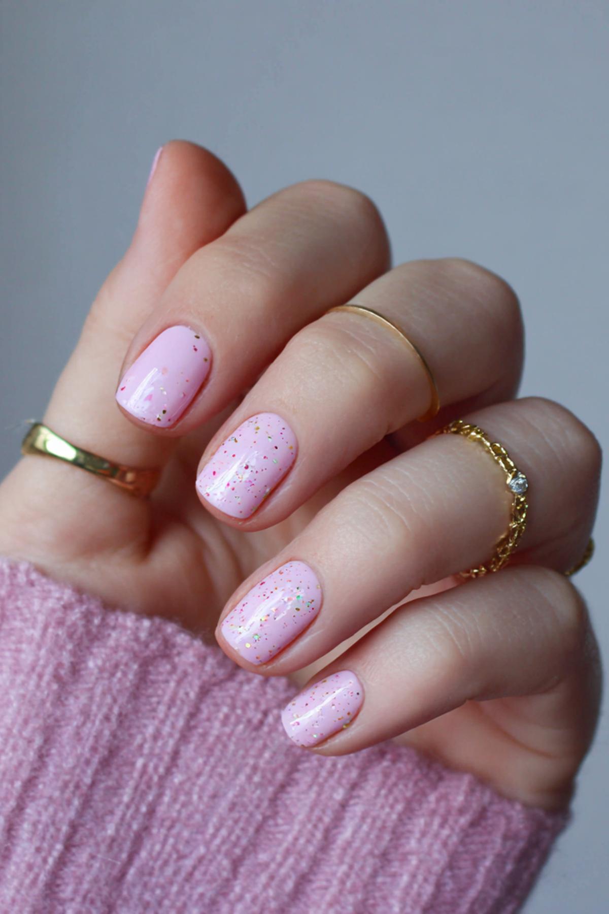Pale Pink with Scattered Glitter Pale Pink with Scattered Glitter β Short Winter Round Nails