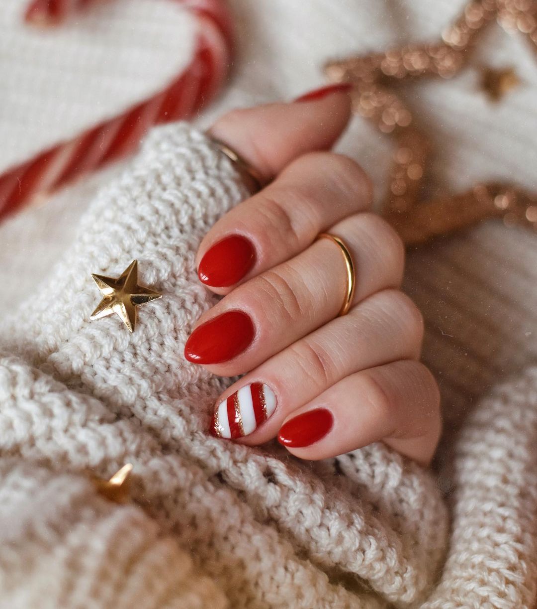 Red Oval Nails With Gold Glitter Stripe Red Oval Nails With Gold Glitter Stripe β Winter Nail Art Simple